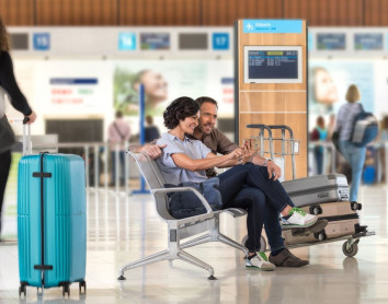 Couple à l'aéroport Couple assis à l'aéroport