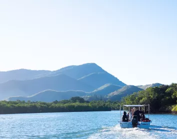 Bourail Bateaux Paysage Montagne